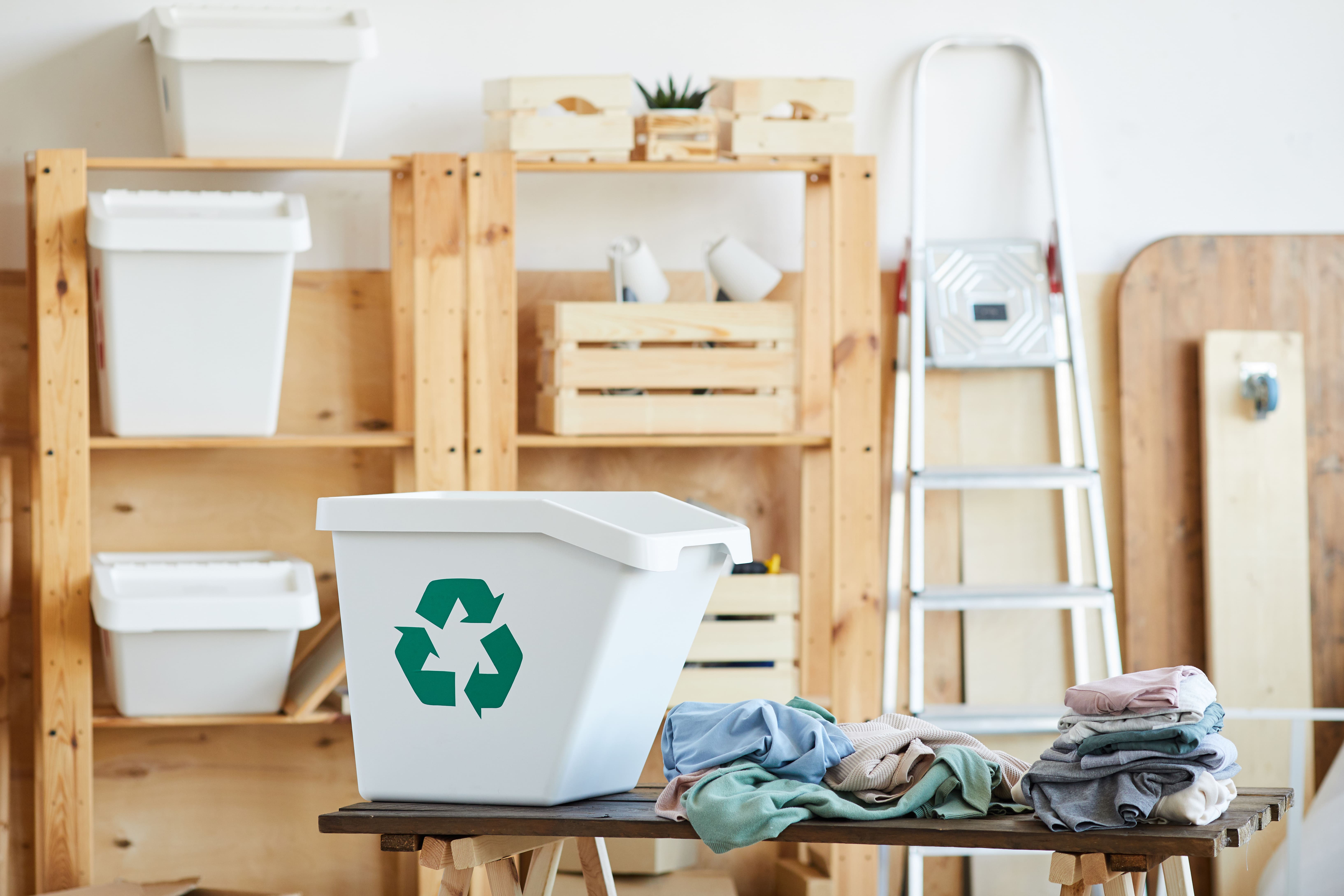 sortingclothesintothebinPSUCZ3Cmin Barna Recycling